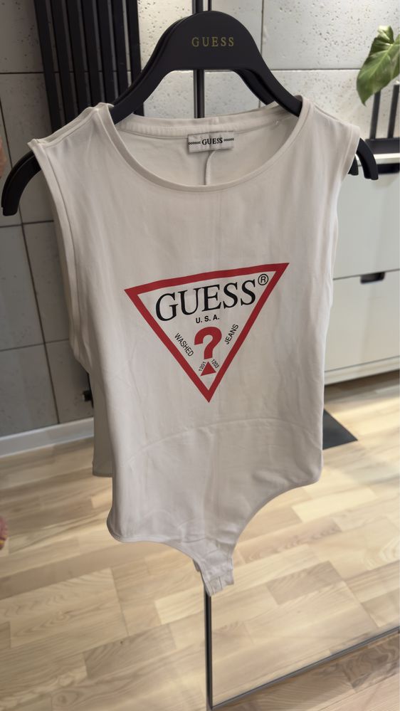 Śliczne body oryginalne guess białe z dużym logo rozm.XS