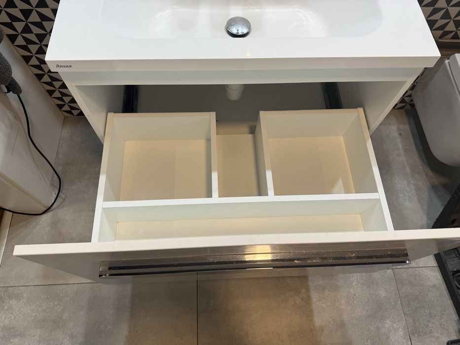 Szafka z umywalka oraz szafka wiszaca