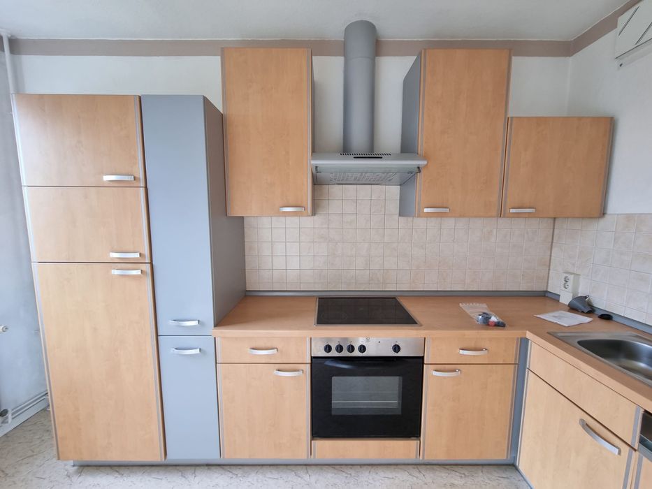 Bardzo ładny zestaw mebli kuchennych w zabudowie ze sprzętem.