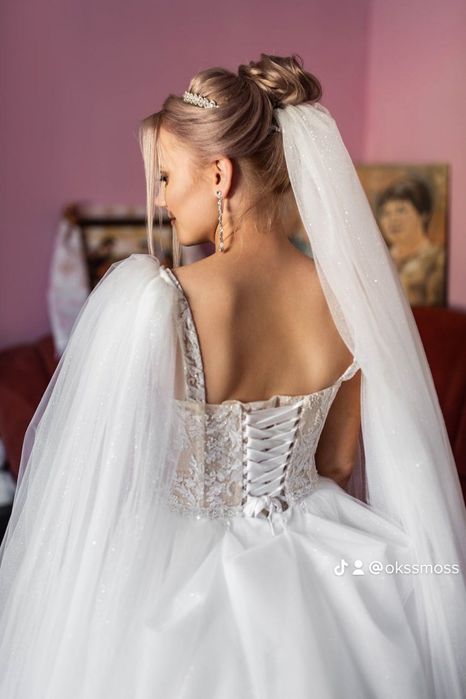 Весільна сукня з неймовірним блиском