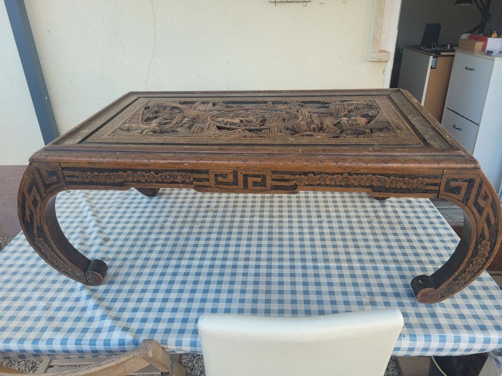 Mesa de Centro Oriental Antiga em Madeira Entalhada à Mão