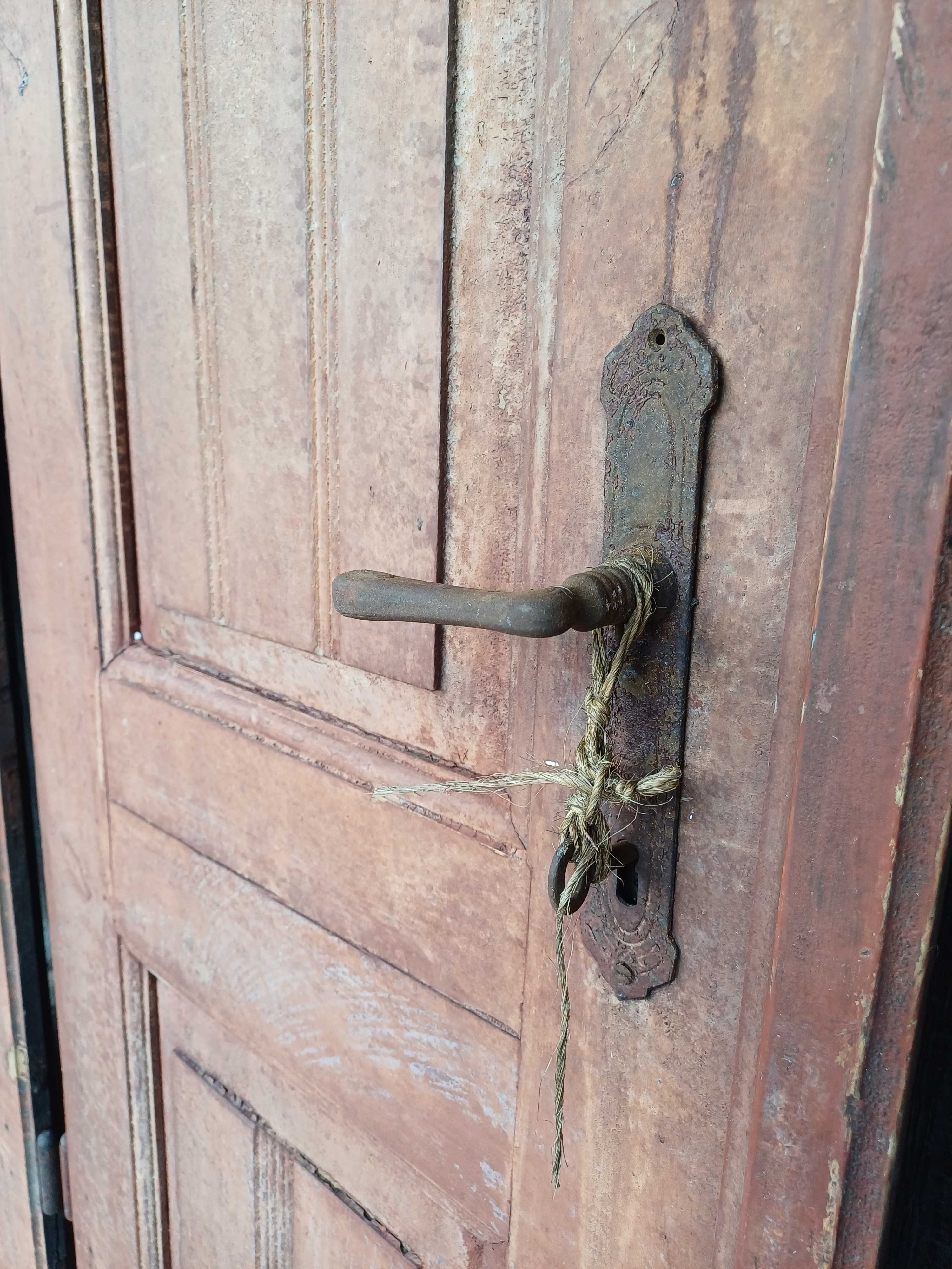 Stare stuletnie drzwi drewniane w bdb stanie