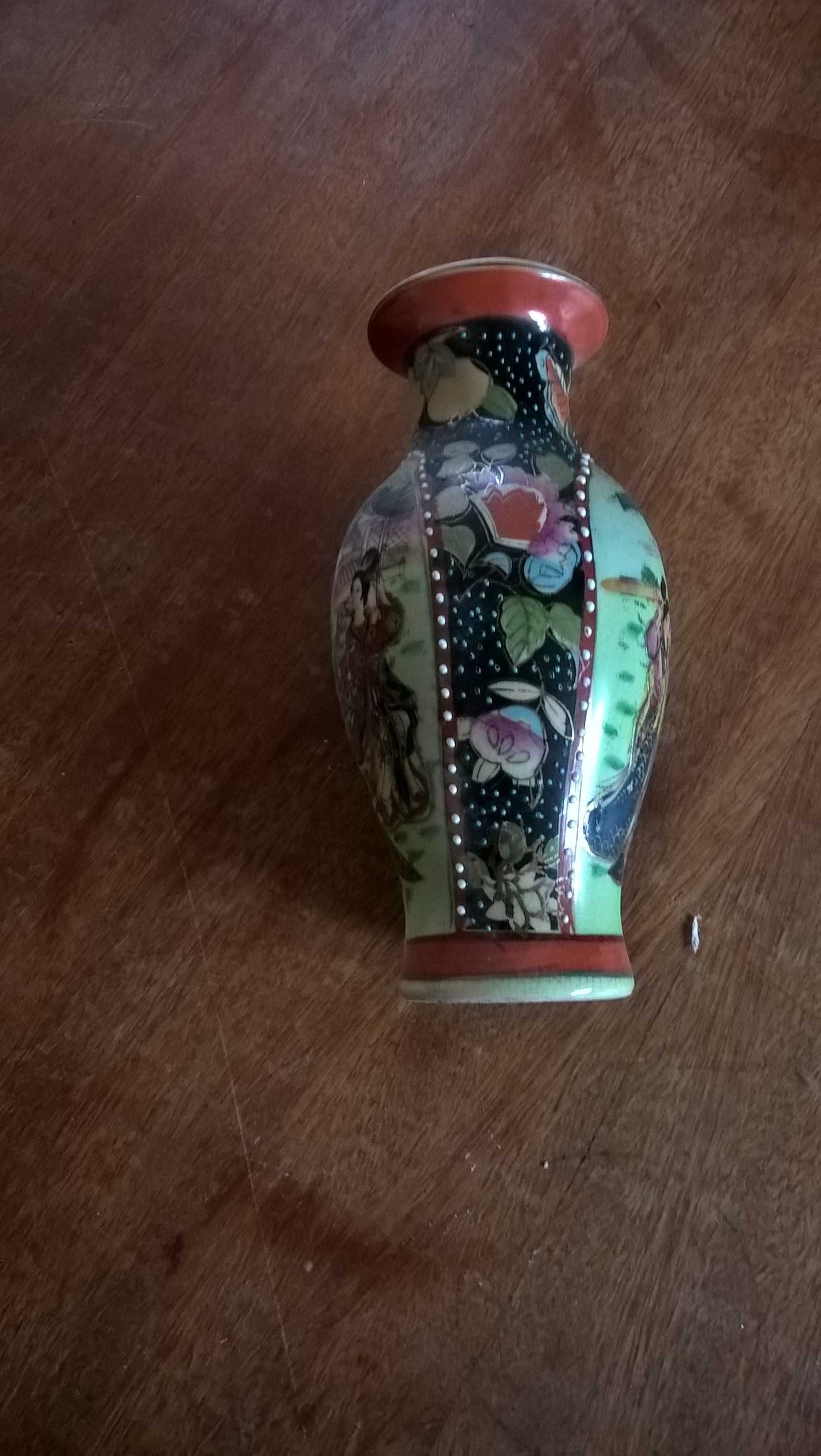 chińską wazę pochodzącą z lat 50-siątych PRL
