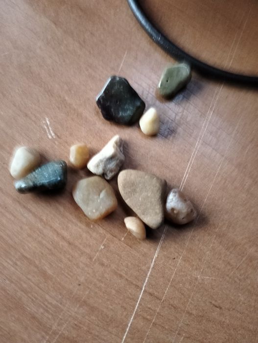 Świecznik , różowa butelka z kamieniami