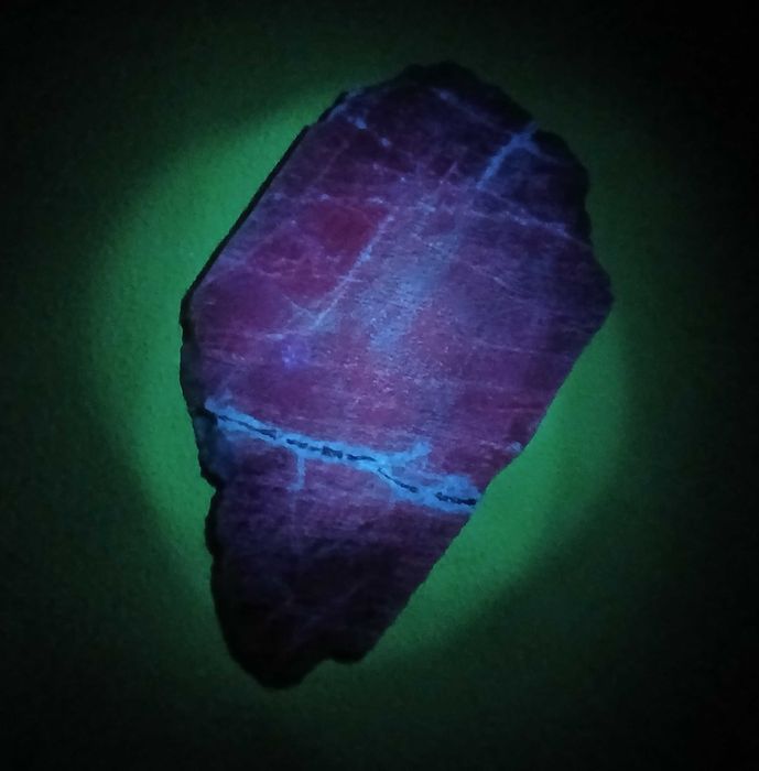 kamień księżycowy o srebrno niebieskiej poświacie