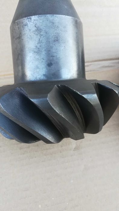 Головна   пара   редуктора  ЗіЛ - 130,  полуосі.