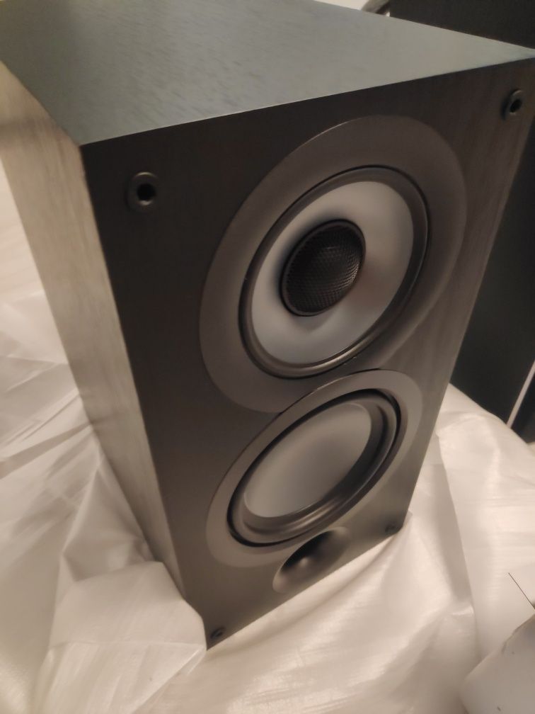 Elac Uni-Fi 2.0 UB52 to 3-drożna kolumna podstawkowa