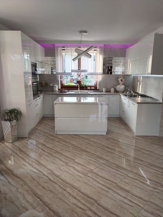 Meble kuchenne pokojowe  łazienkowe  zabudowy wnęk  szafy przesuwne