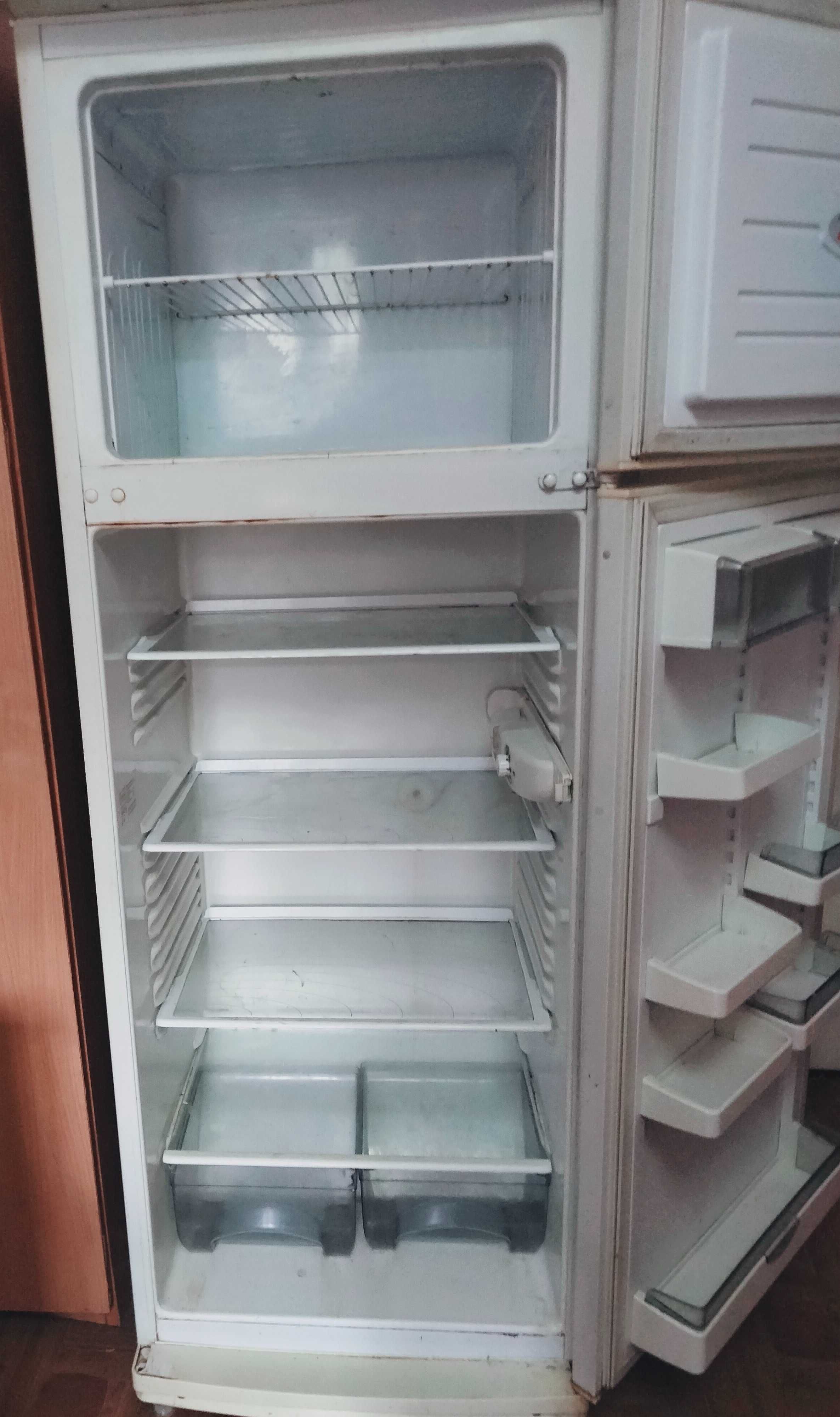 Холодильник Атлант 2-х камерный.