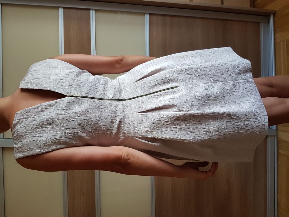 Elegancka beżowa sukienka