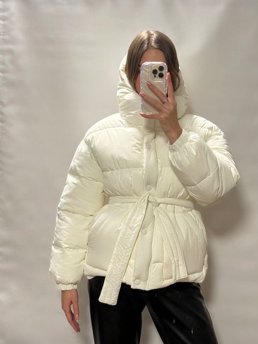 Жіночий зимовий пуховик з поясом