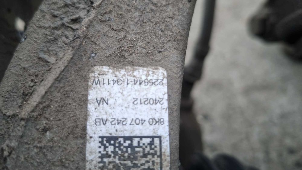 Zwrotnica prawy przód  Audi a4 b8 a5