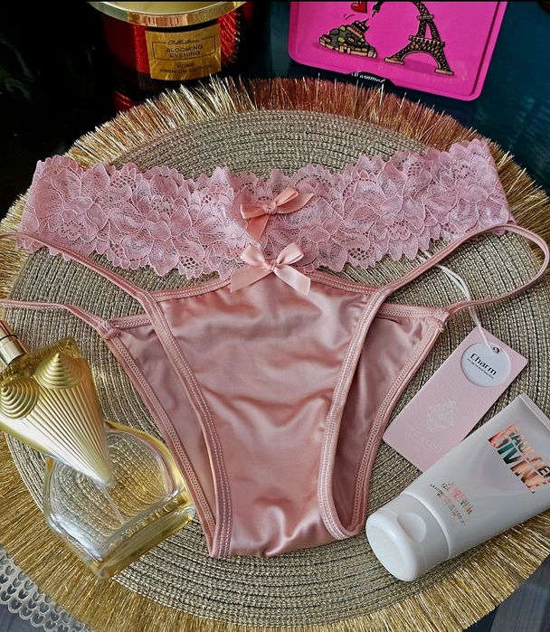 Seksowne satynowe majtki  damskie z koronką.