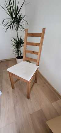 Krzesło  IKEA KAUSTBY wygodne brąz mat z fakturą drewna.