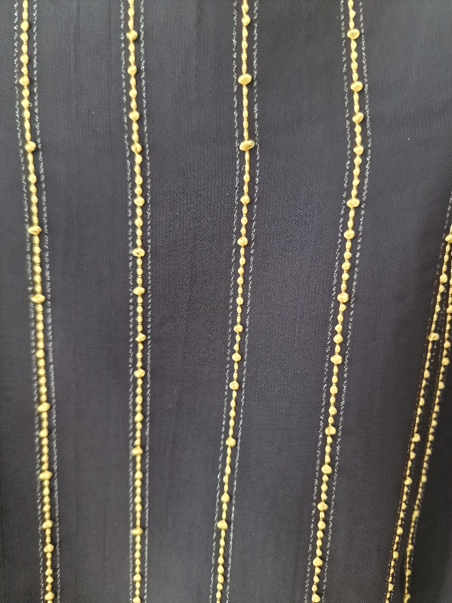 No125 Vera Moni czarna dopasowana sukienka na ramiączka w złote pasecz