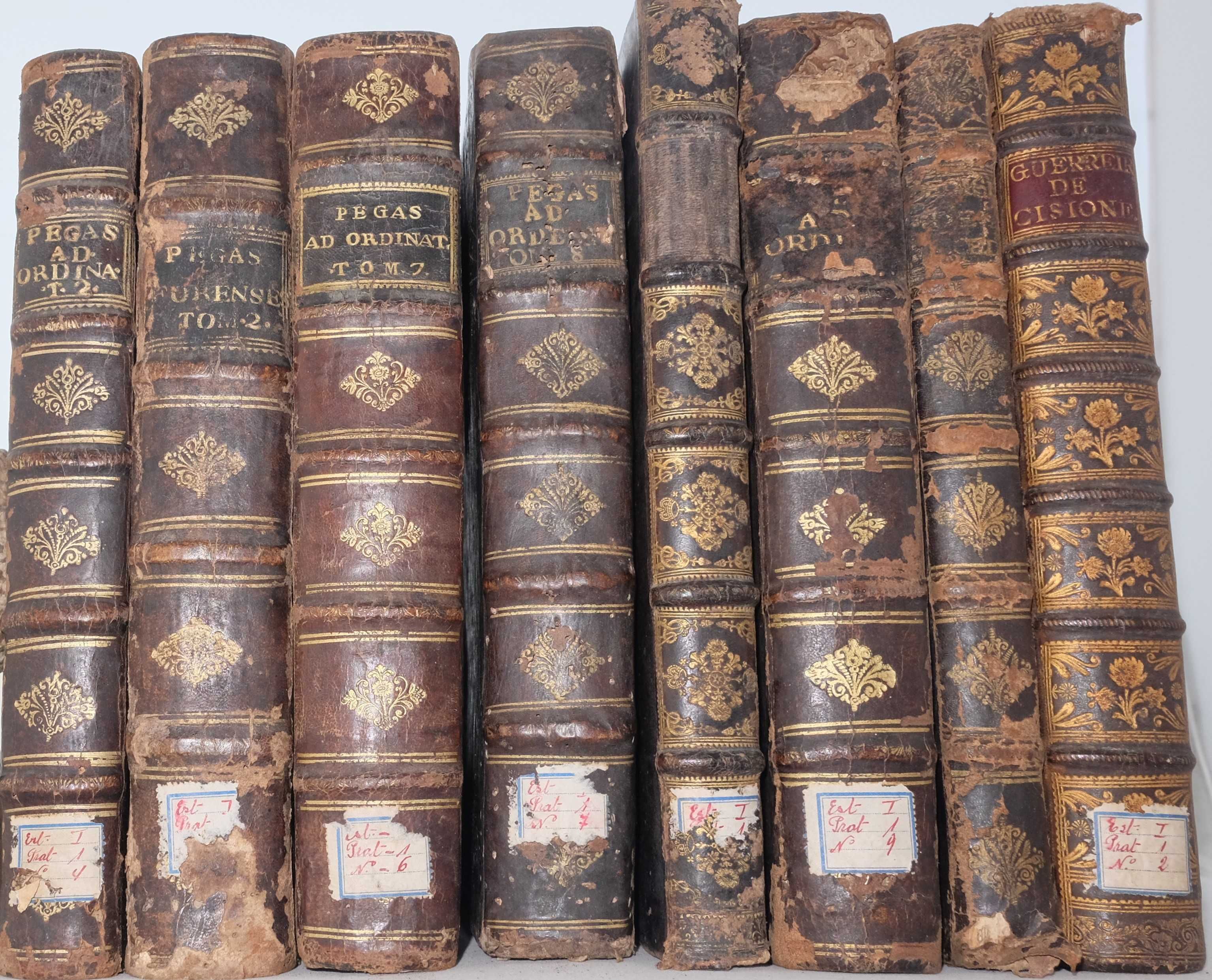 Importante conjunto de livros de direito dos séculos XVII e XVIII