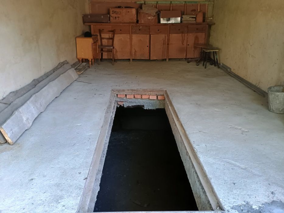 Капітальний гараж з червоної цегли