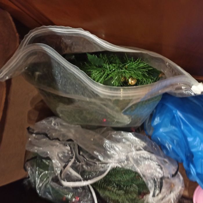 Продам украшения новогодние в виде веточек Ёлки.микс.