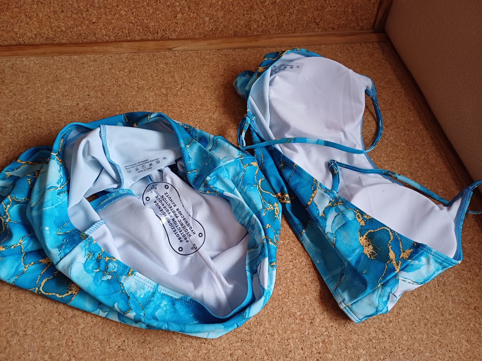 Biquini/ fato de banho/tankini tamanho XL.
Novo.