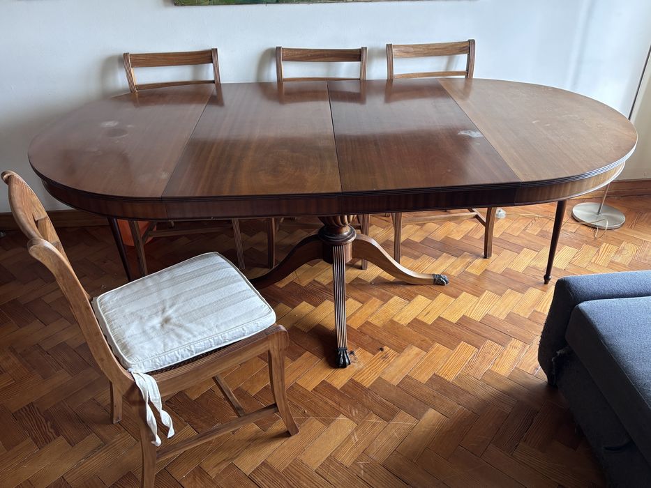 Mesa de jantar em madeira estilo ingles