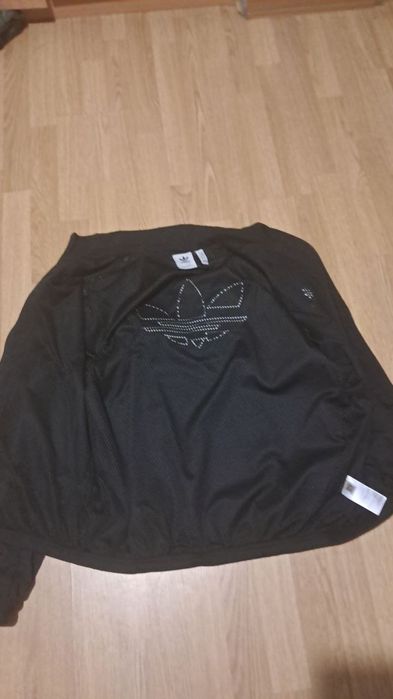 Ветровка "Adidas"
Состояние отличное
Размер М
Цена:1100 грн