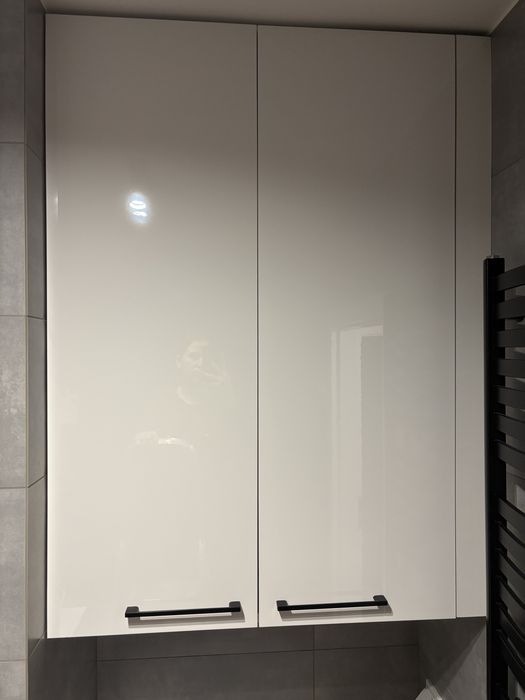 Wisząca szafka do łazienki