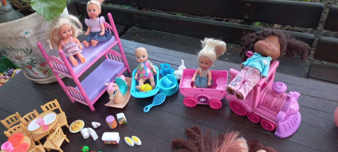 Лот игрушек куклы пупсы мебель