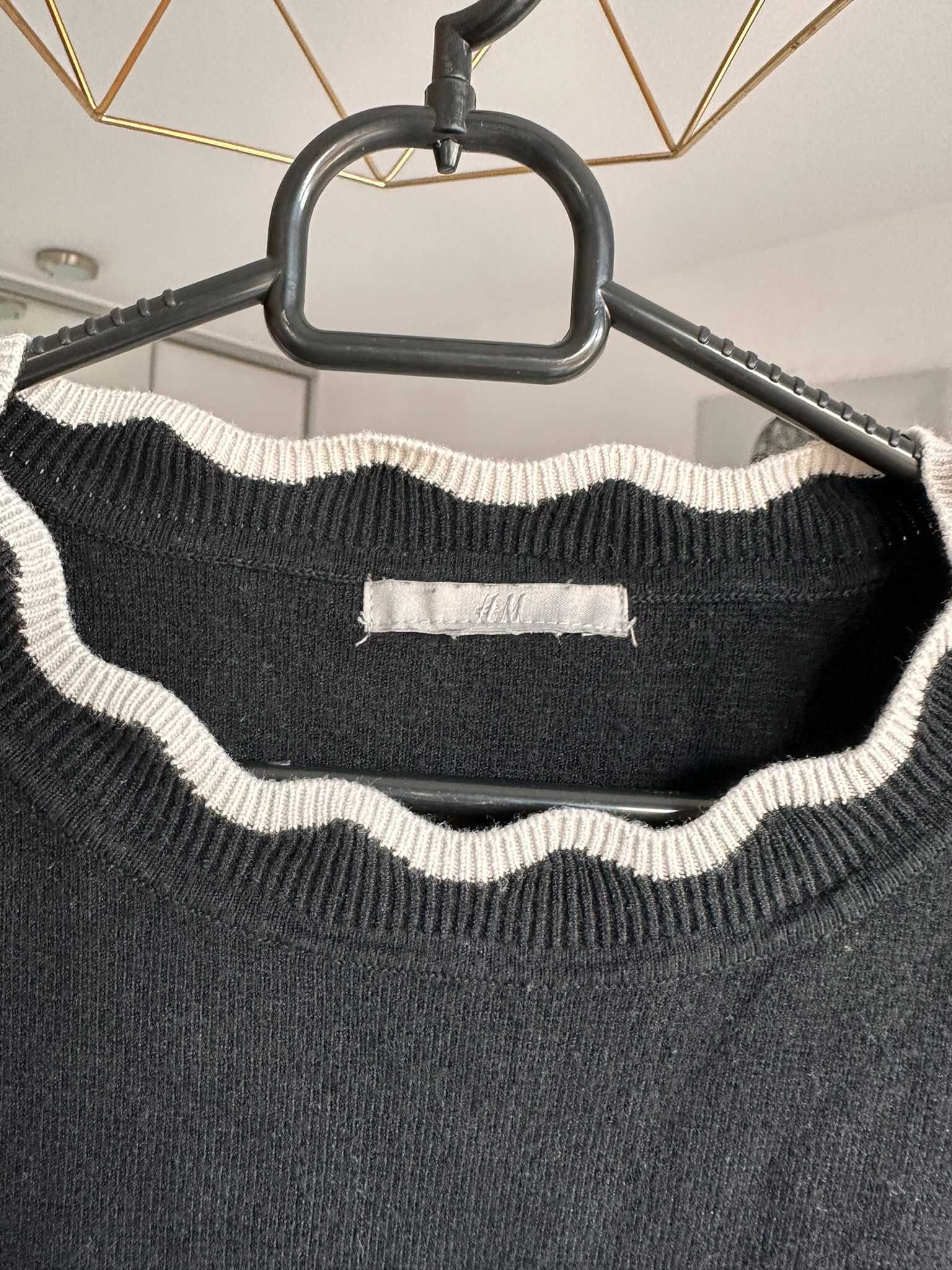 Czarny klasyczny sweter z ozdobnym kołnierzykiem
