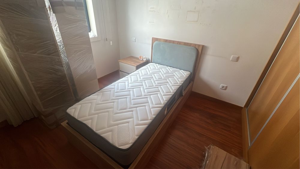 Cama de criança com painel de madeira