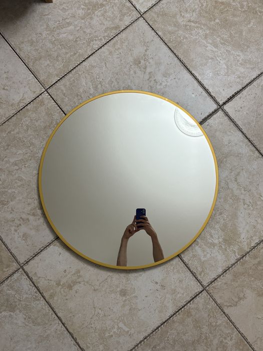 Lustro ze złotą obramówką