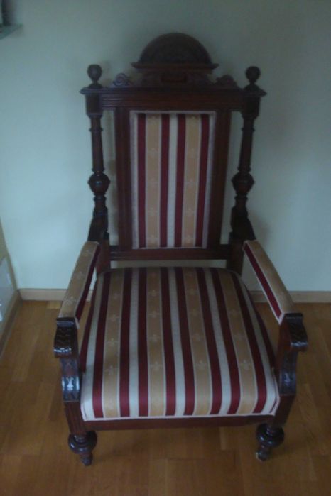 stary fotel obity nową tapicerką