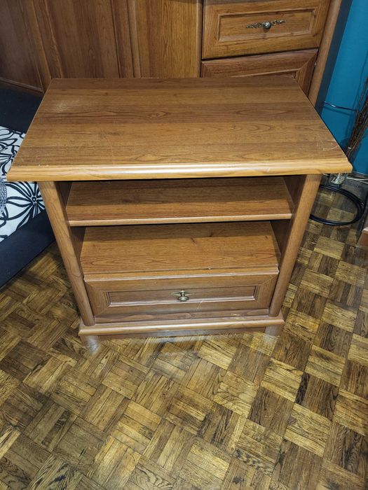 Zestaw eleganckich, używanych mebli