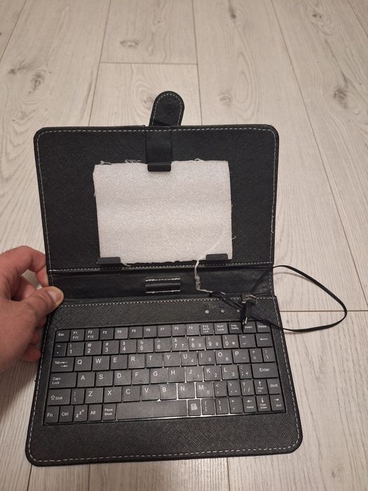 Etui z klawiaturą do tabletu