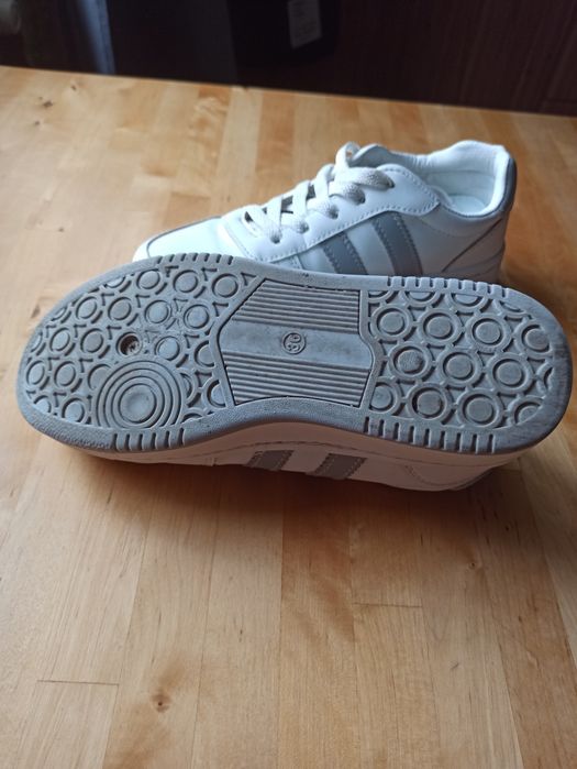 Białe adidasy damskie