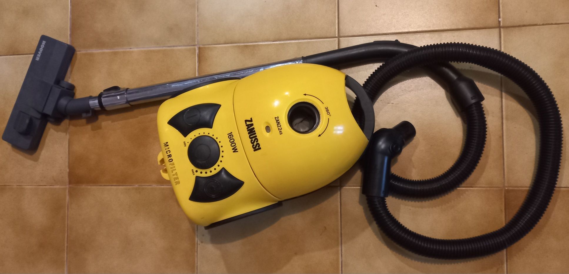 Aspirador Zanussi de 1600 Watts com boa aspiração