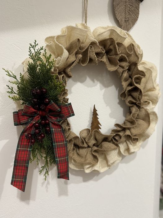 Jutowy wianek na drzwi lub na kominek, komode.