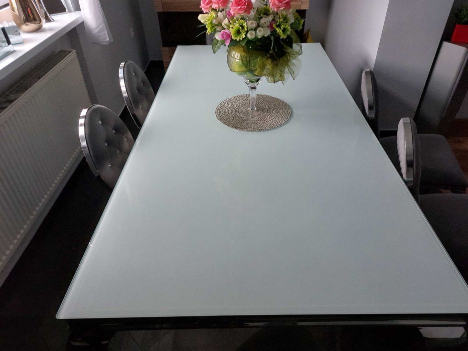 Nowoczesny Stół Glamour z 8 Krzesłami – Elegancka Kompozycja do Salonu