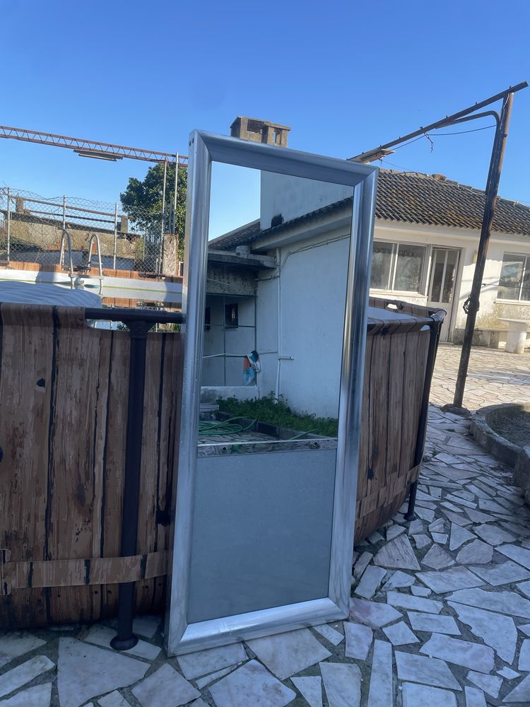 Espelho alto cinzento