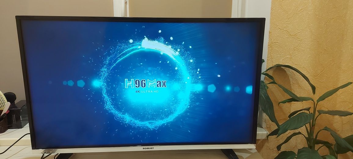 Телевізор ROMSAT 40дюймів + смарт приставка smart TVв  подарунок