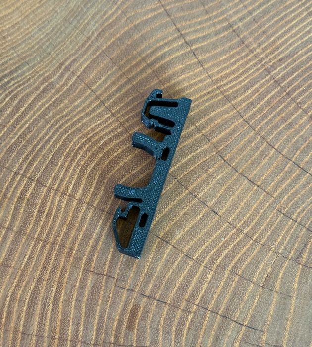 Uchwyt, prowadnica kabla na szynę DIN 35 mm – grubość 6 mm