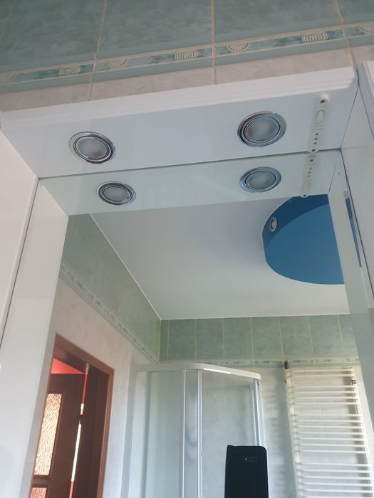 Szafka z umywalką i lustrem wiszącym