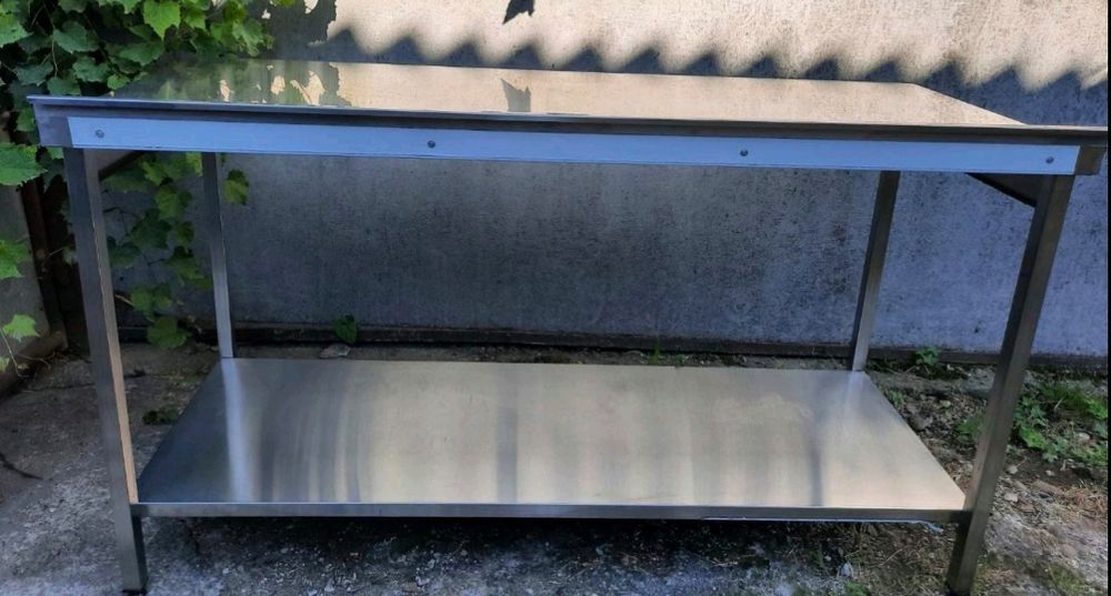 Продам стіл з нержавіючої сталі.