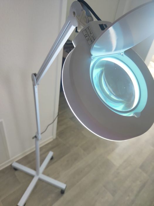 Łóżko  kosmetyczne hydrauliczne oraz lampa led z lupa