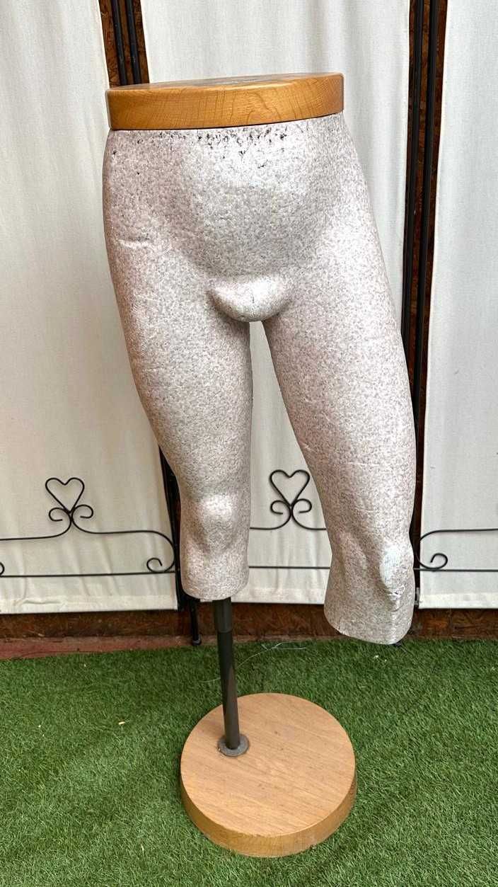 Manequim antigo, meio corpo masculino