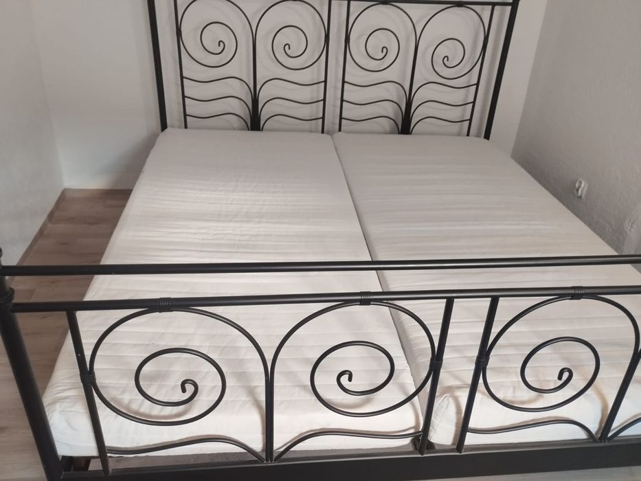 łóżko duże sypialniane metalowe z materacami i regulowanymi stelażami