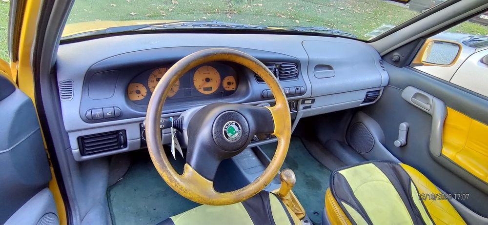 Skoda Pick-Up Amarela