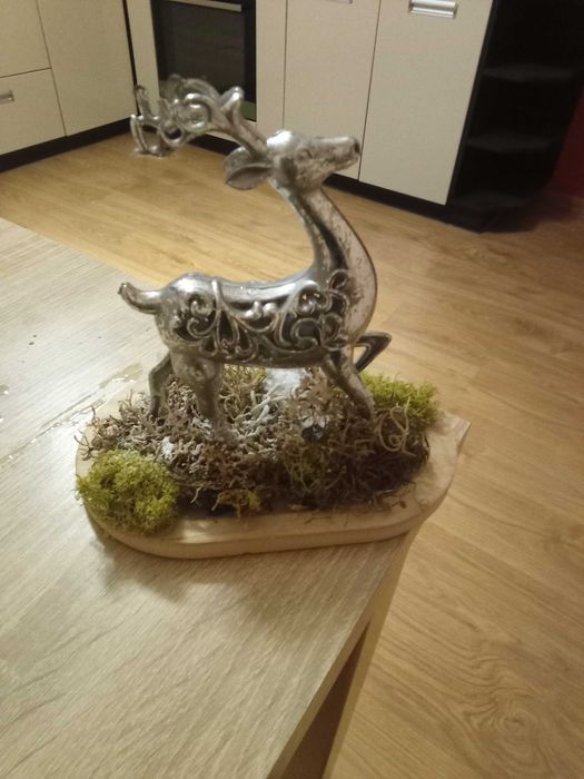 Jeleń figurka w kolorze srebrnym
