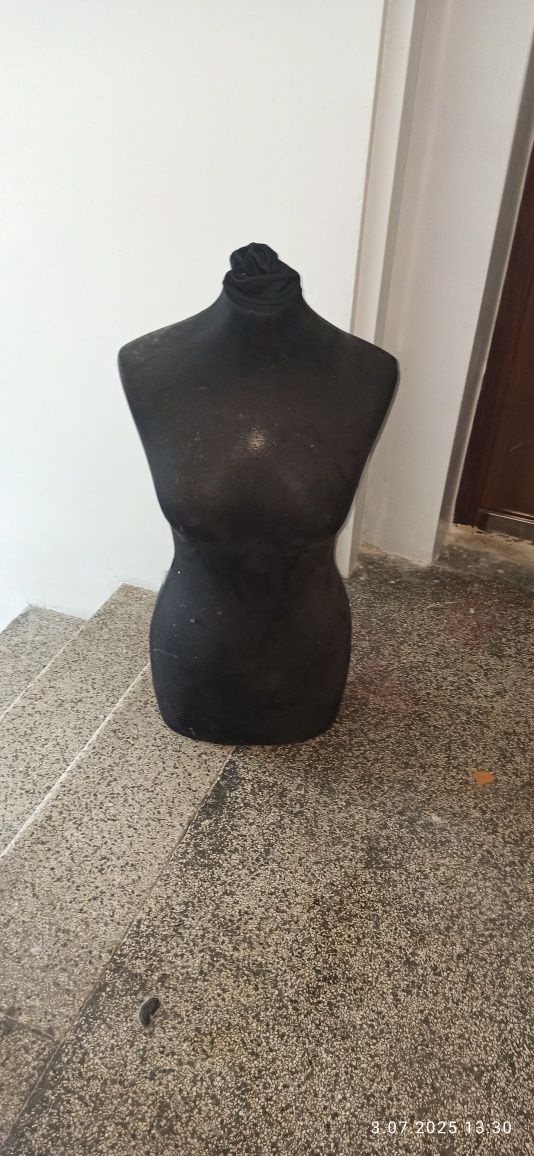 Manekin czarny, tułów kobiety