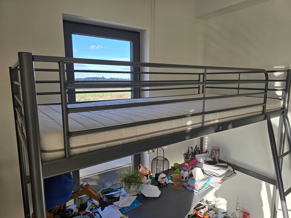 Łóżko piętrowe IKEA Svarta + biurko + materac stan BDB