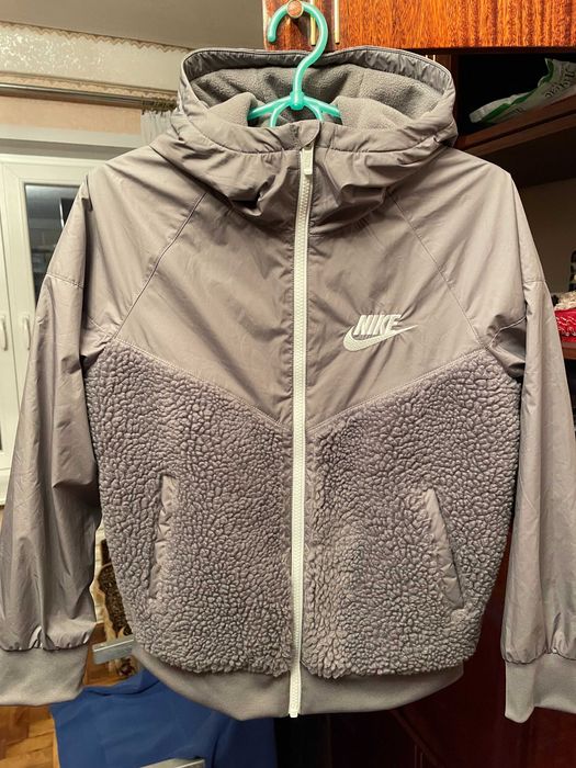 Ветровка женская Nike оригинал.